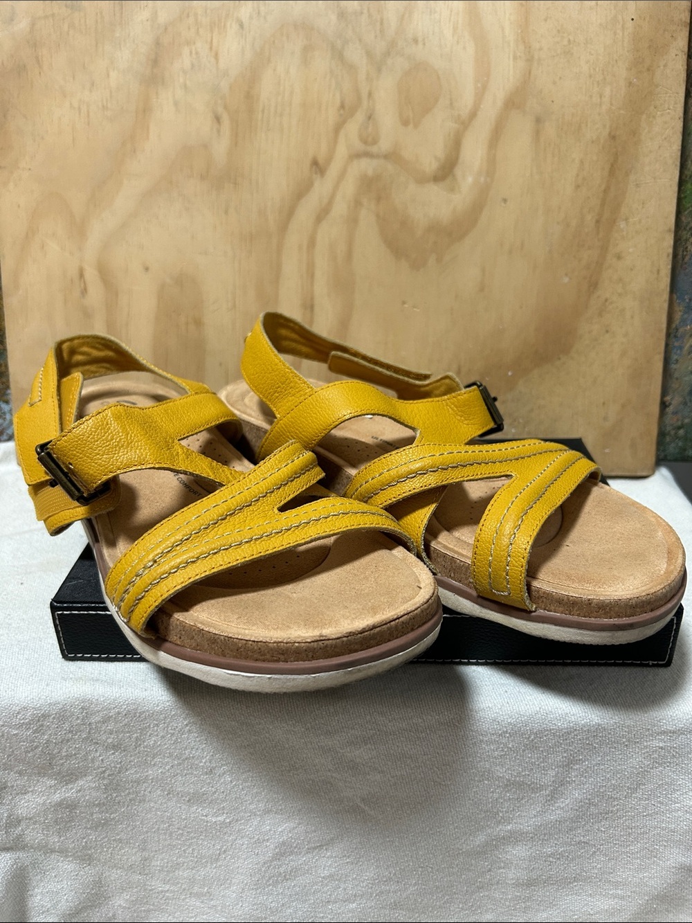 Clarks Women’s Yellow Leather Strappy Comfort Sandals - Picture 4 of 4